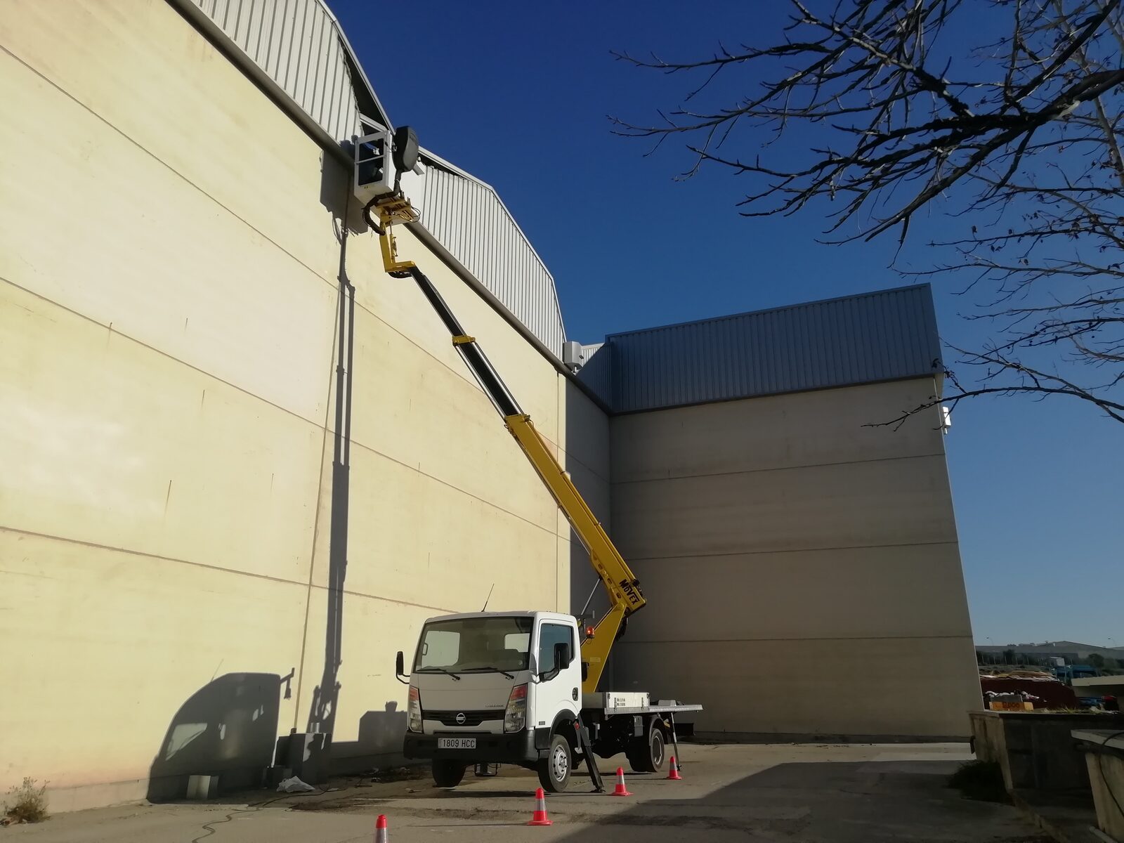 Trabajos en altura con camión cesta